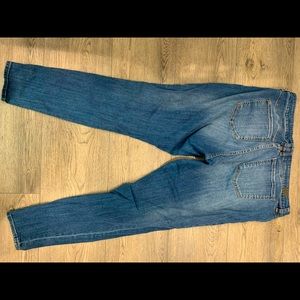 Really comfy skinny and ripped jeans that are a light denim!